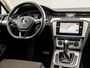 Volkswagen Passat Variant 1.4 TSI ACT Highline 150Pk Automaat (APPLE CARPLAY, GROOT NAVI, CLIMATE, STOELVERWARMING, KEYLESS, SPORTSTOELEN, GETINT GLAS, TREKHAAK, ADAPTIVE CRUISE, NIEUWE APK, NIEUWSTAAT)
