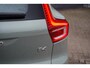 Volvo XC40 2.0 B4 Plus Dark | Adaptieve Cruise + Pilot Assist | Elek. Trekhaak | Stoel & Stuurverwarming | Elek. Stoelen + Geheugen | Parkeer Camera | Elek. Achterklep | Google | Keyless Entry