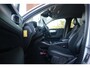 Volvo XC40 T4 Momentum | Keyless Entry| Elektrisch bedienbare achterklep| Parkeersensoren voor + achter met achteruitrijcamera| Semi- elektrisch inklapbare trekhaak| Verwarmbare voorstoelen| DAB+|