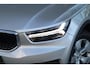 Volvo XC40 T4 Momentum | Keyless Entry| Elektrisch bedienbare achterklep| Parkeersensoren voor + achter met achteruitrijcamera| Semi- elektrisch inklapbare trekhaak| Verwarmbare voorstoelen| DAB+|