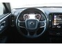 Volvo XC40 T4 Momentum | Keyless Entry| Elektrisch bedienbare achterklep| Parkeersensoren voor + achter met achteruitrijcamera| Semi- elektrisch inklapbare trekhaak| Verwarmbare voorstoelen| DAB+|