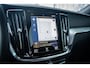 Volvo V60 2.0 B3 R-Design | Adaptive cruise control | Voorruitverwarming | Draadloze telefoonlader | Dode hoek detectie BLIS | Elektrische stoelverstelling | LED koplampen | 18" velgen | Sportonderstel |
