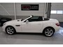 Mercedes-Benz SLK 200 Leer Airscarf Panoramadak Sportstoelen Nekverwarming Metallic wit 17 inch Sportvelgen Nette staat Onderhoud volledig aanwezig Windscherm