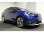Volkswagen ID.4 First Max 77 kWh / SOH 92% / Panoramadak / Matrix LED IQ.Light / Elektr. verstelbare voorstoelen + memory / HUD Augmented Reality / Rondomzichtcamera / Apple Carplay - Android Auto / Stoelverwarming / 21'' LMV / Keyless / Achteruitrijcamera / Navigatie / Stuurwielverwarming / Warmtepomp