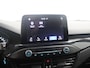 Ford Focus 1.0 EcoBoost ST Line Business Airco, Apple Carplay/Android Auto, Cruise control, Boordcomputer, Bluetooth, Bots herkenning systeem, Parkeersensoren voor/achter, Rijstrooksensor met correctie, Elek remkrachtverdeling, Elek De Ford Focus 1.0 EcoBoost ST Line Business uit 2019 met handgeschakelde versnellingsbak is een moderne en sportief ogende middenklasser. De zuinige driecilinder benzinemotor levert voldoende