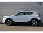 Volvo XC40 B4 Plus Dark | Semi elektrisch inklapbare trekhaak | 19" lichtmetalen velgen | All Seasonbanden | Noodreservewiel | Verwarmbare voorstoelen | Driver Awareness | Adaptive Cruise control | Pilot Assist | Driver Assist | Verwarmbaar stuurwiel | Camera achter | Draadloze telefoonoplader | Keyless Entry | Keyless Drive | Verwarmbare voorruit | Premium Sound by Harman Kardon | Elektrisch verstelbare voorstoelen | Apple Carplay/Android Auto | Google Maps | Google Assistant | Blis | Elektrisch bedienbare achterklep