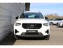 Volvo XC40 B4 Plus Dark | Semi elektrisch inklapbare trekhaak | 19" lichtmetalen velgen | All Seasonbanden | Noodreservewiel | Verwarmbare voorstoelen | Driver Awareness | Adaptive Cruise control | Pilot Assist | Driver Assist | Verwarmbaar stuurwiel | Camera achter | Draadloze telefoonoplader | Keyless Entry | Keyless Drive | Verwarmbare voorruit | Premium Sound by Harman Kardon | Elektrisch verstelbare voorstoelen | Apple Carplay/Android Auto | Google Maps | Google Assistant | Blis | Elektrisch bedienbare achterklep