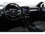 Volvo XC40 B4 Plus Dark | Semi elektrisch inklapbare trekhaak | 19" lichtmetalen velgen | All Seasonbanden | Noodreservewiel | Verwarmbare voorstoelen | Driver Awareness | Adaptive Cruise control | Pilot Assist | Driver Assist | Verwarmbaar stuurwiel | Camera achter | Draadloze telefoonoplader | Keyless Entry | Keyless Drive | Verwarmbare voorruit | Premium Sound by Harman Kardon | Elektrisch verstelbare voorstoelen | Apple Carplay/Android Auto | Google Maps | Google Assistant | Blis | Elektrisch bedienbare achterklep