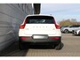 Volvo XC40 B4 Plus Dark | Semi elektrisch inklapbare trekhaak | 19" lichtmetalen velgen | All Seasonbanden | Noodreservewiel | Verwarmbare voorstoelen | Driver Awareness | Adaptive Cruise control | Pilot Assist | Driver Assist | Verwarmbaar stuurwiel | Camera achter | Draadloze telefoonoplader | Keyless Entry | Keyless Drive | Verwarmbare voorruit | Premium Sound by Harman Kardon | Elektrisch verstelbare voorstoelen | Apple Carplay/Android Auto | Google Maps | Google Assistant | Blis | Elektrisch bedienbare achterklep