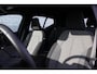 Volvo XC40 B4 Plus Dark | Semi elektrisch inklapbare trekhaak | 19" lichtmetalen velgen | All Seasonbanden | Noodreservewiel | Verwarmbare voorstoelen | Driver Awareness | Adaptive Cruise control | Pilot Assist | Driver Assist | Verwarmbaar stuurwiel | Camera achter | Draadloze telefoonoplader | Keyless Entry | Keyless Drive | Verwarmbare voorruit | Premium Sound by Harman Kardon | Elektrisch verstelbare voorstoelen | Apple Carplay/Android Auto | Google Maps | Google Assistant | Blis | Elektrisch bedienbare achterklep