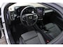 Volvo XC40 B4 Plus Dark | Semi elektrisch inklapbare trekhaak | 19" lichtmetalen velgen | All Seasonbanden | Noodreservewiel | Verwarmbare voorstoelen | Driver Awareness | Adaptive Cruise control | Pilot Assist | Driver Assist | Verwarmbaar stuurwiel | Camera achter | Draadloze telefoonoplader | Keyless Entry | Keyless Drive | Verwarmbare voorruit | Premium Sound by Harman Kardon | Elektrisch verstelbare voorstoelen | Apple Carplay/Android Auto | Google Maps | Google Assistant | Blis | Elektrisch bedienbare achterklep