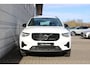 Volvo XC40 B4 Plus Dark | Semi elektrisch inklapbare trekhaak | 19" lichtmetalen velgen | All Seasonbanden | Noodreservewiel | Verwarmbare voorstoelen | Driver Awareness | Adaptive Cruise control | Pilot Assist | Driver Assist | Verwarmbaar stuurwiel | Camera achter | Draadloze telefoonoplader | Keyless Entry | Keyless Drive | Verwarmbare voorruit | Premium Sound by Harman Kardon | Elektrisch verstelbare voorstoelen | Apple Carplay/Android Auto | Google Maps | Google Assistant | Blis | Elektrisch bedienbare achterklep