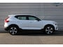Volvo XC40 B4 Plus Dark | Semi elektrisch inklapbare trekhaak | 19" lichtmetalen velgen | All Seasonbanden | Noodreservewiel | Verwarmbare voorstoelen | Driver Awareness | Adaptive Cruise control | Pilot Assist | Driver Assist | Verwarmbaar stuurwiel | Camera achter | Draadloze telefoonoplader | Keyless Entry | Keyless Drive | Verwarmbare voorruit | Premium Sound by Harman Kardon | Elektrisch verstelbare voorstoelen | Apple Carplay/Android Auto | Google Maps | Google Assistant | Blis | Elektrisch bedienbare achterklep