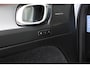 Volvo XC40 B4 Plus Dark | Semi elektrisch inklapbare trekhaak | 19" lichtmetalen velgen | All Seasonbanden | Noodreservewiel | Verwarmbare voorstoelen | Driver Awareness | Adaptive Cruise control | Pilot Assist | Driver Assist | Verwarmbaar stuurwiel | Camera achter | Draadloze telefoonoplader | Keyless Entry | Keyless Drive | Verwarmbare voorruit | Premium Sound by Harman Kardon | Elektrisch verstelbare voorstoelen | Apple Carplay/Android Auto | Google Maps | Google Assistant | Blis | Elektrisch bedienbare achterklep