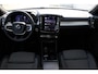 Volvo XC40 B4 Plus Dark | Semi elektrisch inklapbare trekhaak | 19" lichtmetalen velgen | All Seasonbanden | Noodreservewiel | Verwarmbare voorstoelen | Driver Awareness | Adaptive Cruise control | Pilot Assist | Driver Assist | Verwarmbaar stuurwiel | Camera achter | Draadloze telefoonoplader | Keyless Entry | Keyless Drive | Verwarmbare voorruit | Premium Sound by Harman Kardon | Elektrisch verstelbare voorstoelen | Apple Carplay/Android Auto | Google Maps | Google Assistant | Blis | Elektrisch bedienbare achterklep