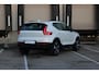 Volvo XC40 B4 Plus Dark | Verwarmbare voorstoelen | Verwarmbaar stuurwiel | Verwarmbare voorruit | Premium audio by Harman Kardon | Trekhaak | 18 inch Lichtmetalen velgen