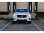 Volvo XC40 B4 Plus Dark | Verwarmbare voorstoelen | Verwarmbaar stuurwiel | Verwarmbare voorruit | Premium audio by Harman Kardon | Trekhaak | 18 inch Lichtmetalen velgen
