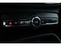 Volvo XC40 B4 Plus Dark | Verwarmbare voorstoelen | Verwarmbaar stuurwiel | Verwarmbare voorruit | Premium audio by Harman Kardon | Trekhaak | 18 inch Lichtmetalen velgen