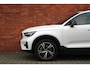 Volvo XC40 B4 Plus Dark | Verwarmde Stoelen+Stuurwiel | Semi- Elektrische Trekhaak | Verwarmbare Voorruit | AppleCarplay / AndroidAuto | Keyless Entry/Start | Harman Kardon Premium Audio | Park Assist |