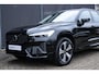 Volvo XC60 T6 Plug-in hybrid AWD Plus Dark Premium Audio by Harman en Kardon| Panoramadak| Semi Electrische Trekhaak| Lederen Interieur| Adaptieve Cruise Control| Blind Spot| Interieur Voorverwarming| Keyless Entry.