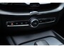 Volvo XC60 T6 Plug-in hybrid AWD Plus Dark Premium Audio by Harman en Kardon| Panoramadak| Semi Electrische Trekhaak| Lederen Interieur| Adaptieve Cruise Control| Blind Spot| Interieur Voorverwarming| Keyless Entry.