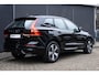 Volvo XC60 T6 Plug-in hybrid AWD Plus Dark Premium Audio by Harman en Kardon| Panoramadak| Semi Electrische Trekhaak| Lederen Interieur| Adaptieve Cruise Control| Blind Spot| Interieur Voorverwarming| Keyless Entry.