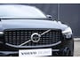 Volvo XC60 T6 Plug-in hybrid AWD Plus Dark Premium Audio by Harman en Kardon| Panoramadak| Semi Electrische Trekhaak| Lederen Interieur| Adaptieve Cruise Control| Blind Spot| Interieur Voorverwarming| Keyless Entry.