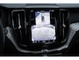Volvo XC60 T6 Plug-in hybrid AWD Plus Dark Premium Audio by Harman en Kardon| Panoramadak| Semi Electrische Trekhaak| Lederen Interieur| Adaptieve Cruise Control| Blind Spot| Interieur Voorverwarming| Keyless Entry.