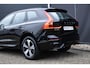 Volvo XC60 2.0 T6 Plug-in hybrid AWD Plus Dark Premium Audio by Harman en Kardon| Panoramadak| Semi Electrische Trekhaak| Lederen Interieur| Adaptieve Cruise Control| Blind Spot| Interieur Voorverwarming| Keyless Entry.