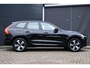 Volvo XC60 2.0 T6 Plug-in hybrid AWD Plus Dark Premium Audio by Harman en Kardon| Panoramadak| Semi Electrische Trekhaak| Lederen Interieur| Adaptieve Cruise Control| Blind Spot| Interieur Voorverwarming| Keyless Entry.