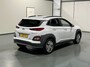 Hyundai Kona Electric EV Premium 64 kWh Leer | AppleCarplay | LMV 17" | LED | Warmtepomp | 3 fase | NL auto