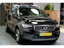 Volvo XC40 1.5 T4 155kW/211pk DCT7 Plug-in hybrid Bright SPORTSTOELEN + EL.TREKHAAK + STOELVERWARMING + CRUISE + LED-KOPLAMPEN + NAVI SENSUS + STUURVERWARMING + DRIVE MODES + CAMERA + LANE ASSIST + PARKSENSOREN + 19" LM-VELGEN!!
