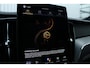 Volvo XC60 T6 Plug-in hybrid AWD Ultra Black Edition | Bowers & Wilkins Premium Audio| Luchtvering | 22" Lichtmetalen velgen | Google infotainment | Stoelverwarming | Stoelventilatie | 360° Parkeercamera | Parkeersensoren voor + achter | Parkeerverwarming