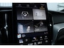 Volvo XC60 T6 Plug-in hybrid AWD Ultra Black Edition | Bowers & Wilkins Premium Audio| Luchtvering | 22" Lichtmetalen velgen | Google infotainment | Stoelverwarming | Stoelventilatie | 360° Parkeercamera | Parkeersensoren voor + achter | Parkeerverwarming