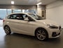 BMW 2-Serie Active Tourer 225xe iPerformance eDrive Edition Navigatie, Clima controle, Cruise controle, Elek stoelen, Stoelverwarming, Head up display, Lederen bekleding, Pdc V/A, Xenon, Lm velgen 18'', Full options, Nederlandse auto!! Bovag afleverpakket 695,-