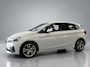 BMW 2-Serie Active Tourer 225xe iPerformance eDrive Ed, Automaat Navi, Clima en Cruise contr, Elek stoelen, Stoelverw, Head up display, Lederen bekleding, Pdc V/A, Xenon, Lm velgen 18'', Full options, Nederlandse auto!! Bovag afleverpakket 695,-