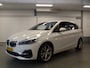 BMW 2-Serie Active Tourer 225xe iPerformance eDrive Edition Navigatie, Clima controle, Cruise controle, Elek stoelen, Stoelverwarming, Head up display, Lederen bekleding, Pdc V/A, Xenon, Lm velgen 18'', Full options, Nederlandse auto!! Bovag afleverpakket 695,-