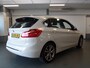 BMW 2-Serie Active Tourer 225xe iPerformance eDrive Ed, Automaat Navi, Clima en Cruise contr, Elek stoelen, Stoelverw, Head up display, Lederen bekleding, Pdc V/A, Xenon, Lm velgen 18'', Full options, Nederlandse auto!! Bovag afleverpakket 695,-