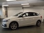 BMW 2-Serie Active Tourer 225xe iPerformance eDrive Edition Navigatie, Clima controle, Cruise controle, Elek stoelen, Stoelverwarming, Head up display, Lederen bekleding, Pdc V/A, Xenon, Lm velgen 18'', Full options, Nederlandse auto!! Bovag afleverpakket 695,-