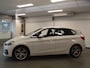 BMW 2-Serie Active Tourer 225xe iPerformance eDrive Edition Navigatie, Clima controle, Cruise controle, Elek stoelen, Stoelverwarming, Head up display, Lederen bekleding, Pdc V/A, Xenon, Lm velgen 18'', Full options, Nederlandse auto!! Bovag afleverpakket 695,-