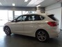 BMW 2-Serie Active Tourer 225xe iPerformance eDrive Ed, Automaat Navi, Clima en Cruise contr, Elek stoelen, Stoelverw, Head up display, Lederen bekleding, Pdc V/A, Xenon, Lm velgen 18'', Full options, Nederlandse auto!! Bovag afleverpakket 695,-