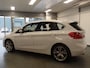 BMW 2-Serie Active Tourer 225xe iPerformance eDrive Edition Navigatie, Clima controle, Cruise controle, Elek stoelen, Stoelverwarming, Head up display, Lederen bekleding, Pdc V/A, Xenon, Lm velgen 18'', Full options, Nederlandse auto!! Bovag afleverpakket 695,-