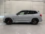 BMW X3 xDrive30e M-Sport Facelift PERFORMANCE BODYKIT BROOKLYN-GRAU/PANO/H&K/HEAD-UP/LASER/CAMERA/KEYLESS/21"M-SPORT/TREKHAAK ELECTR./ADAPTIVE-ONDERSTEL/LEER-GEPERFOREERD/UNIEKE AUTO/NET OH BEURT GEHAD/AUTO VERKEERT IN ABSOLUTE NIEUWSTAAT