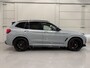 BMW X3 xDrive30e M-Sport Facelift PERFORMANCE BODYKIT BROOKLYN-GRAU/PANO/H&K/HEAD-UP/LASER/CAMERA/KEYLESS/21"M-SPORT/TREKHAAK ELECTR./ADAPTIVE-ONDERSTEL/LEER-GEPERFOREERD/UNIEKE AUTO/SOH 93,2%/NET OH BEURT GEHAD/AUTO VERKEERT IN ABSOLUTE NIEUWST