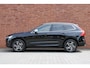 Volvo XC60 T5 R-Design | Verwarmbare Voorstoelen | Parkeercamera | Apple Carplay | Cruise Control | Navigatie | 19'' Lichtmetalen Velgen | Bluetooth Telefonie & Multimedia | Climate Control | Extra Getint Glas