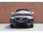 Volvo XC60 T5 R-Design | Verwarmbare Voorstoelen | Parkeercamera | Apple Carplay | Cruise Control | Navigatie | 19'' Lichtmetalen Velgen | Bluetooth Telefonie & Multimedia | Climate Control | Extra Getint Glas