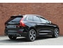 Volvo XC60 T5 R-Design | Verwarmbare Voorstoelen | Parkeercamera | Apple Carplay | Cruise Control | Navigatie | 19'' Lichtmetalen Velgen | Bluetooth Telefonie & Multimedia | Climate Control | Extra Getint Glas