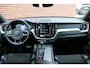 Volvo XC60 T5 R-Design | Verwarmbare Voorstoelen | Parkeercamera | Apple Carplay | Cruise Control | Navigatie | 19'' Lichtmetalen Velgen | Bluetooth Telefonie & Multimedia | Climate Control | Extra Getint Glas