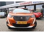 Peugeot 2008 130 Pk Benzine Allure * Navigatie * Keyless Start Button * Dab Radio * 1/2 Lederen Interieur * Climate & Cruise Control * Vingerhoets; Vierde Generatie Eersteklas Service. Al meer dan 100 jaar een begrip in de Brabantse Kempen.