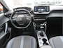 Peugeot 2008 130 Pk Benzine Allure * Navigatie * Keyless Start Button * Dab Radio * 1/2 Lederen Interieur * Climate & Cruise Control * Vingerhoets; Vierde Generatie Eersteklas Service. Al meer dan 100 jaar een begrip in de Brabantse Kempen.